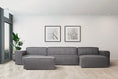 foto ambientada do sofá puff para quarto módulo maraú na cor cinza claro visto de lado com sofa no fundo em sala de estar
