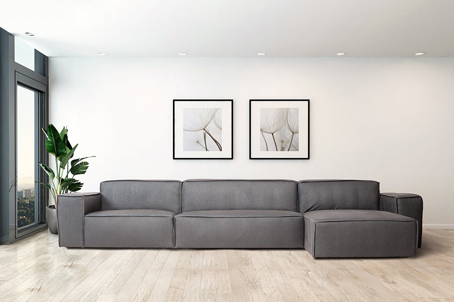 foto ambientada do sofa 2 lugares módulo central maraú na cor cinza claro em sala de estar visto de frente