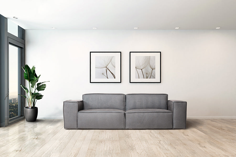foto ambientada do sofa cinza módulo esquerdo maraú na cor cinza claro em sala de estar visto de frente
