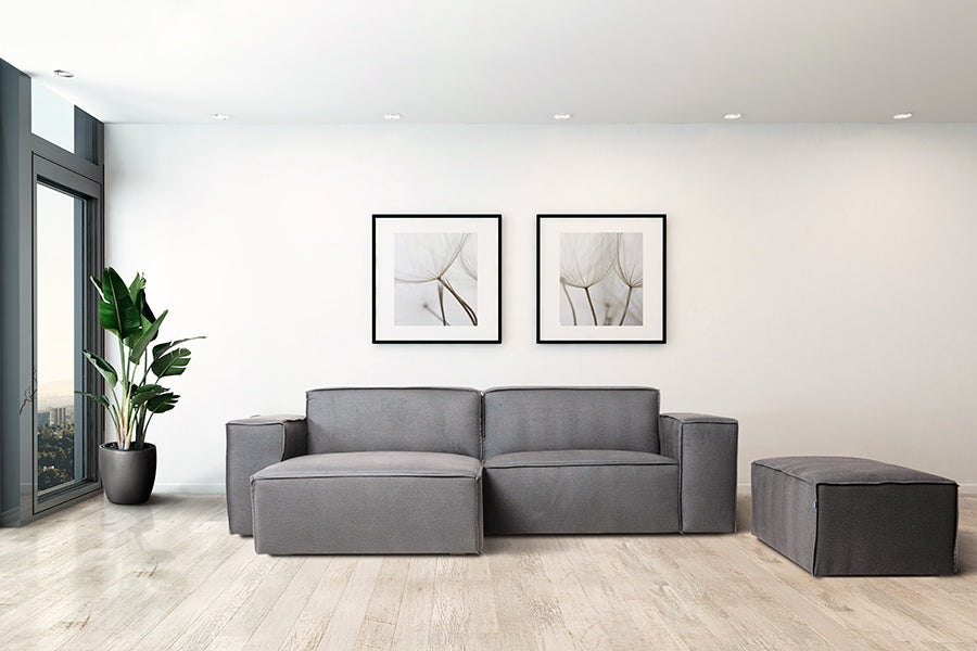 foto ambientada do sofa cinza módulo direito com chaise maraú na cor cinza claro em sala de estar visto de frente