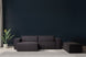 foto ambientada do sofa cinza módulo direito com chaise maraú na cor grafite em sala de estar visto de frente