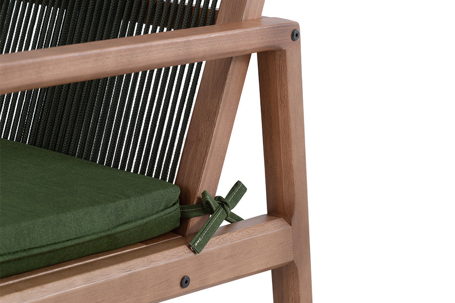 sofa simples oliva amêndoa e corda verde focando no braço do sofá