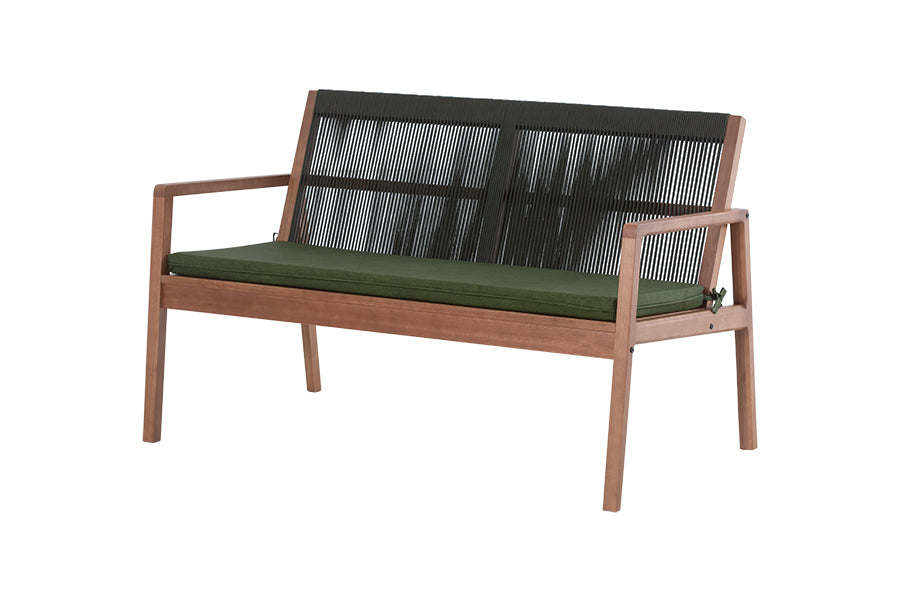 sofa para sala pequena oliva amêndoa e corda verde visto na diagonal em fundo branco