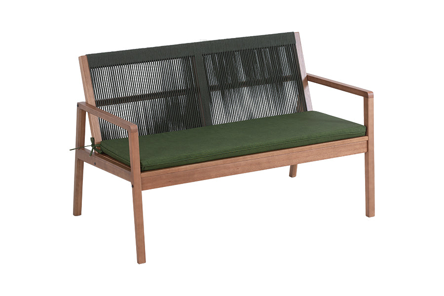 sofa de dois lugares oliva amêndoa e corda verde visto na diagonal em fundo branco