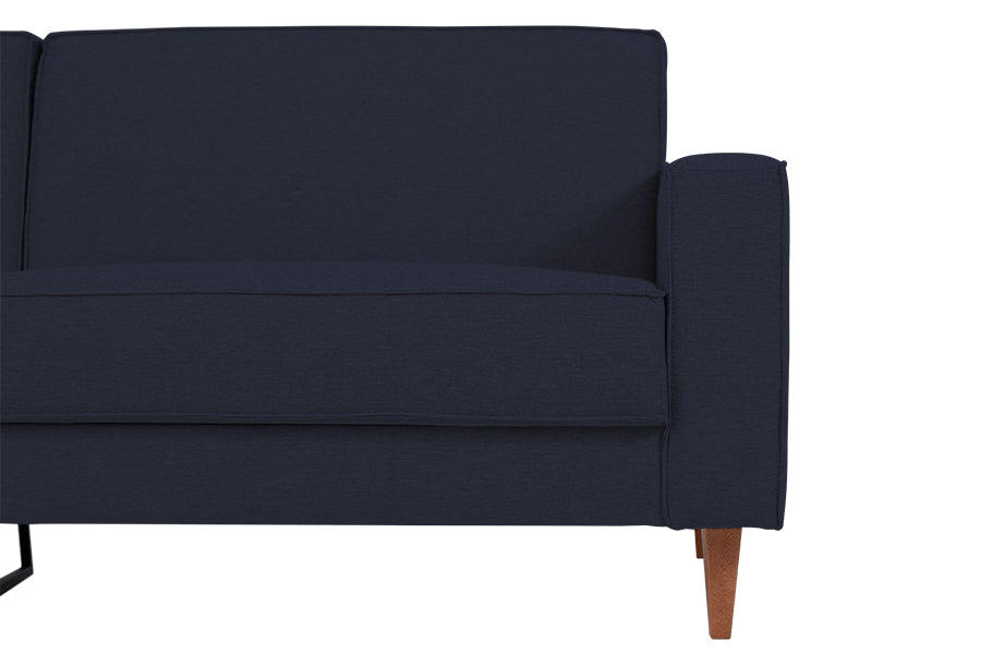 sofá 3 lugares nairóbi com tecido pet na cor azul marinho focando nos detalhes do braco e do assento