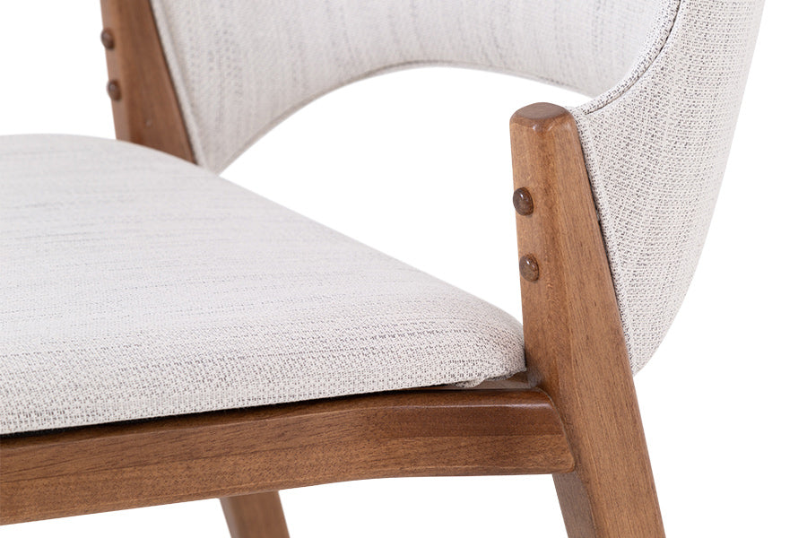 cadeira confortável cadeira de escritório gaia cappuccino e tecido mescla bege e cinza b4216 em fundo infinito visto de trás focando nos detalhes