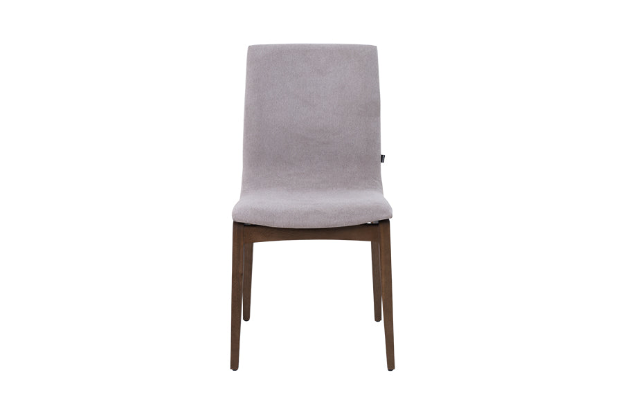 cadeiras estofadas fidalga base amêndoa e tecido cinza em fundo infinito visto de frente