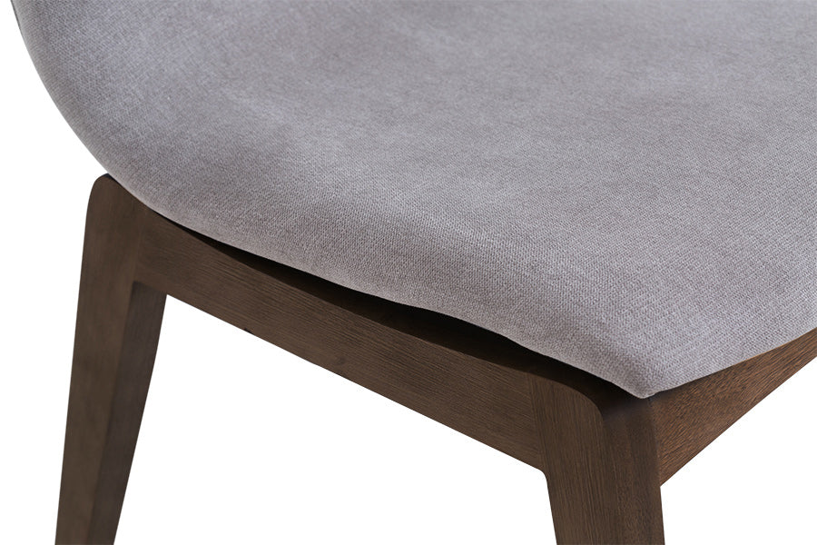 cadeiras estofadas fidalga base amêndoa e tecido cinza em fundo infinito detalhe assento