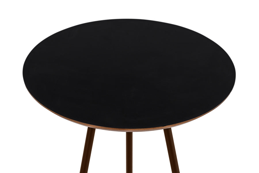 foto da mesa de apoio lateral redonda gemini na cor preta em fundo branco vista de cima focando no tampo