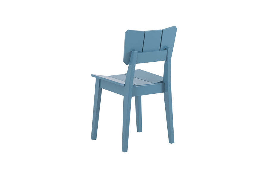 cadeira para escrivaninha uma azul claro em fundo infinito visto de trás