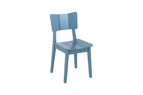 cadeira de escritorio uma azul claro em fundo infinito visto na diagonal