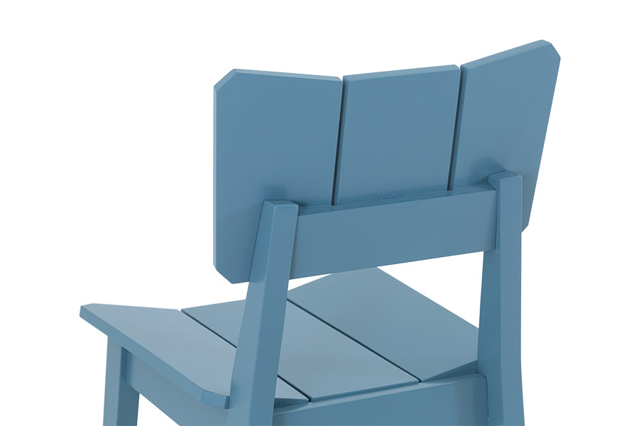 cadeira para escrivaninha uma azul claro em fundo infinito detalhe encosto