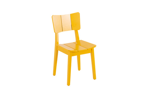 cadeira de escritório uma amarelo em fundo infinito visto na diagonal