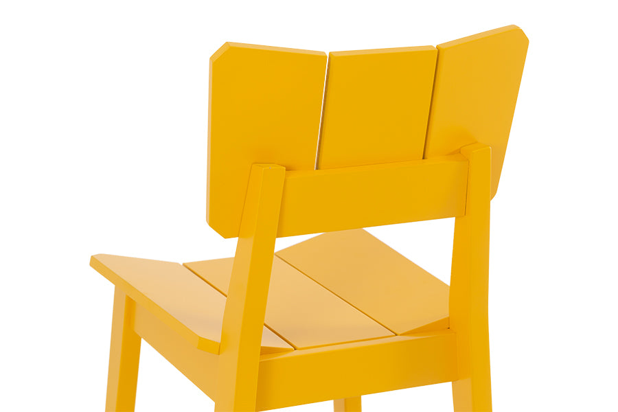 cadeira de escritório uma amarelo em fundo infinito detalhe encosto