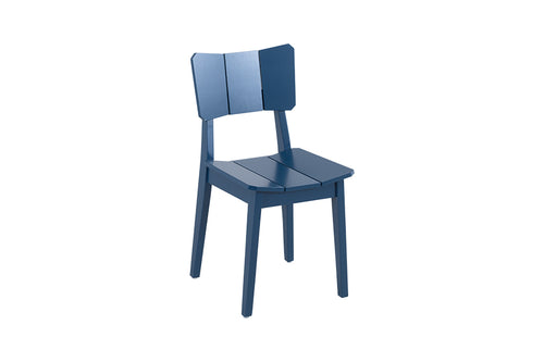 cadeira de escritório uma azul em fundo infinito visto na diagonal