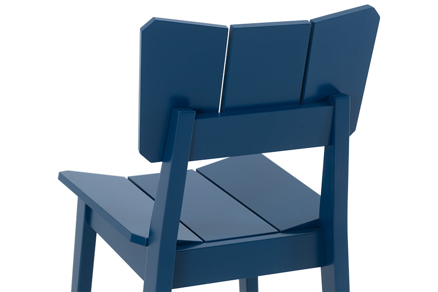 cadeira de escritório uma azul em fundo infinito detalhe encosto