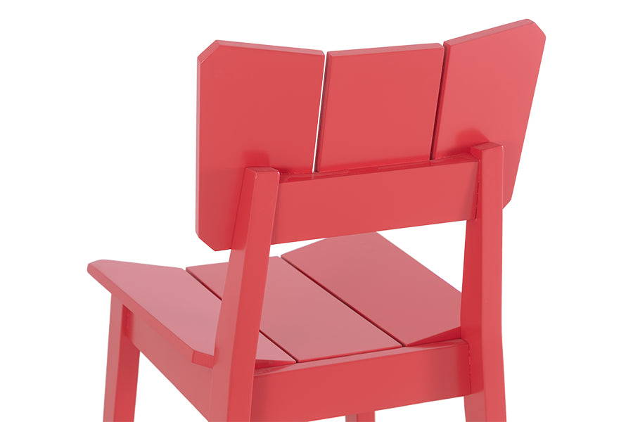 cadeira para cozinha uma vermelha em fundo infinito detalhe encosto