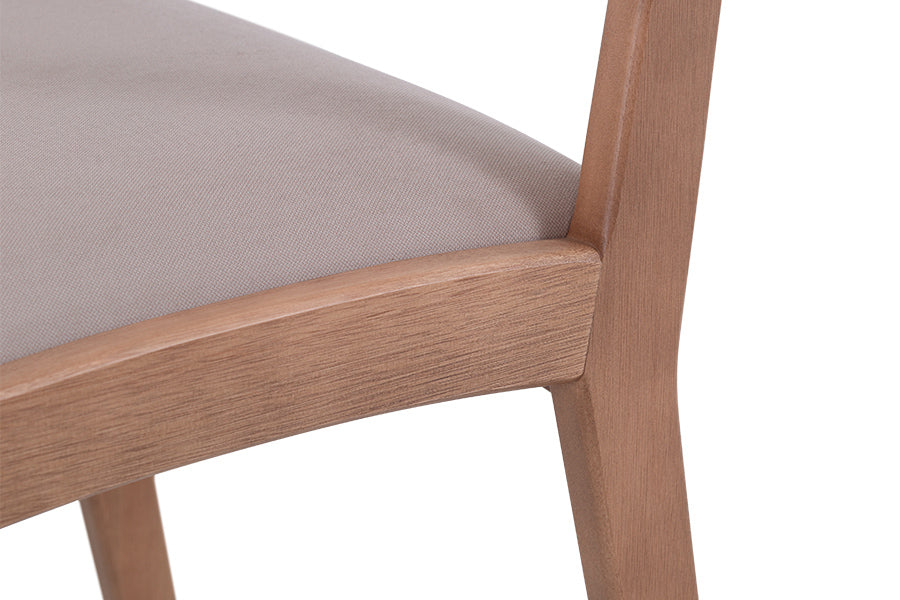 cadeira mesa de jantar ária areia focando no tecido do assento