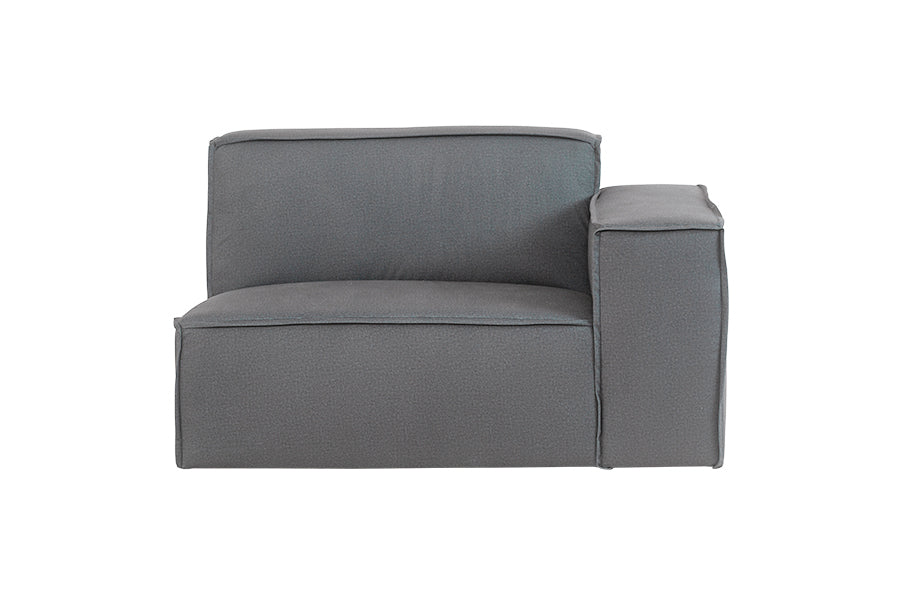 foto do sofa moderno módulo esquerdo maraú na cor cinza claro em fundo branco visto de frente