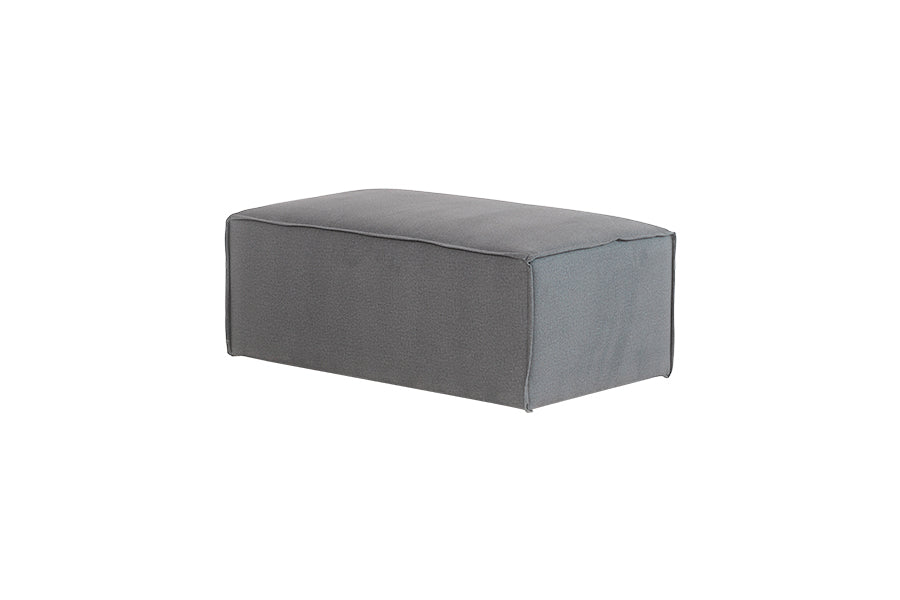 foto do sofá puff para sala de tv módulo maraú na cor cinza claro em fundo branco visto na diagonal