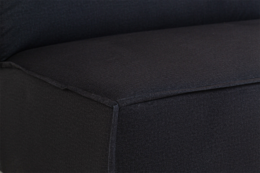 foto do sofa cinza escuro 2 lugares módulo central maraú na cor grafite focando no tecido