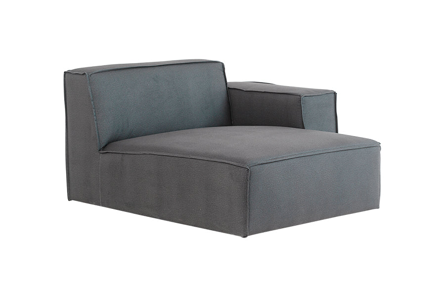 foto do sofá módulo esquerdo com chaise maraú na cor cinza claro em fundo branco visto na diagonal