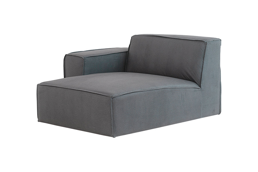 foto do sofa com chaise modulo direito maraú na cor cinza claro em fundo branco visto na diagonal