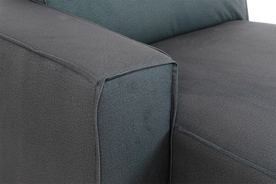 foto do sofa para quarto módulo direito com chaise maraú na cor cinza claro focando no tecido