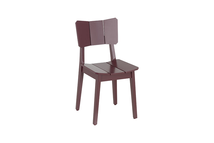 foto da cadeira uma na cor vinho em fundo branco vista em diagonal