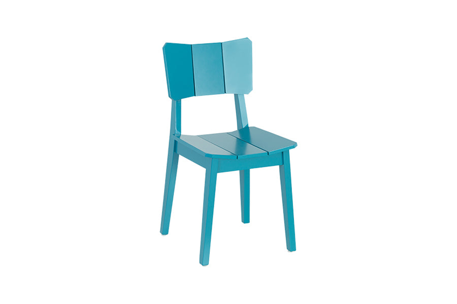 foto da cadeira uma na cor turquesa em fundo branco vista na diagonal