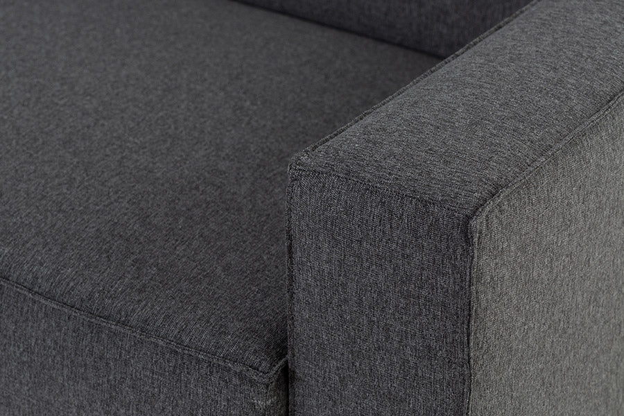 foto do sofá dois lugares nairóbi na cor cinza escuro focando no braço
