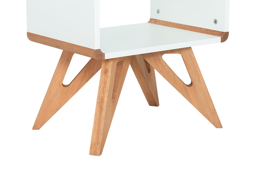 mesa de cabeceira de madeira baori branco e jatobá focando nos pés