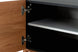 rack pequeno para sala 126 cm yono preto e jatobá mostrando detalhe prateleira interna com porta aberta