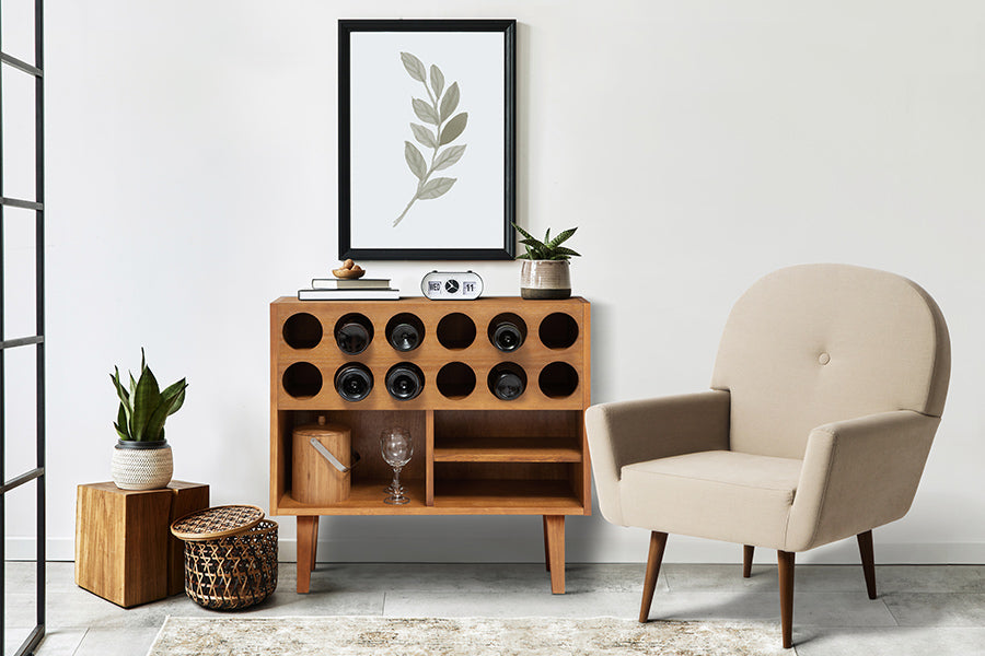 foto ambientada da adega de vinho charme cor doce de leite escovado vista de frente em sala de estar