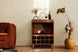 foto ambientada da adega de vinho lotus cor caramelo vista de frente em sala de estar