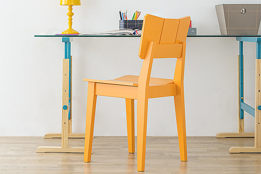 ambiente cadeira de madeira uma amarelo visto de tras em home office