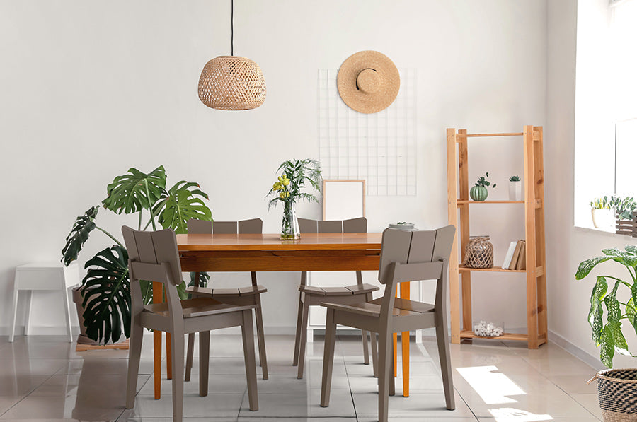 ambiente com cadeira para mesa de jantar uma cinza ao redor de uma mesa em tom de madeira retangular