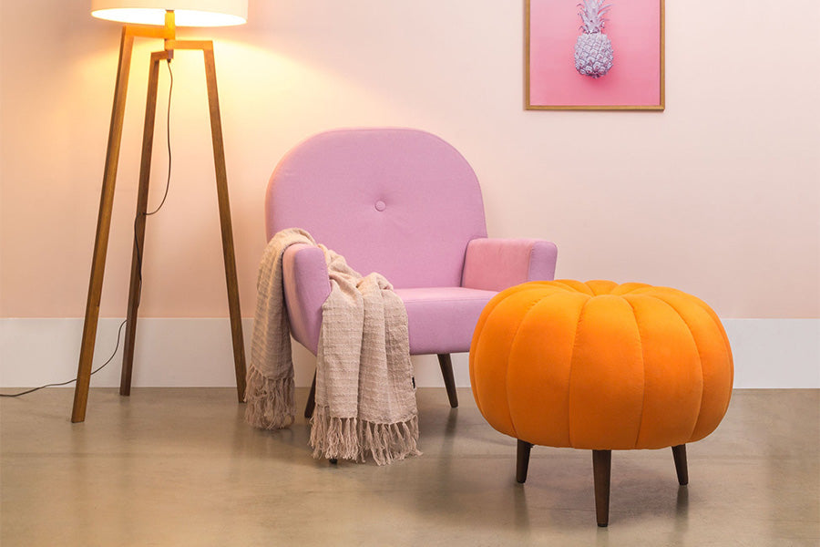 ambiente puff pitanga laranja com poltrona rosa