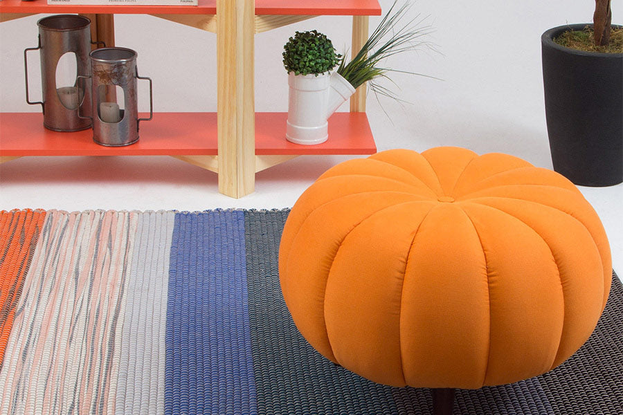 ambiente puff pitanga laranja com tapete colorido