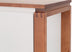 buffet madeira para sala 3 portas prisma garapa e off white mostrando detalhes da parte superior do movel