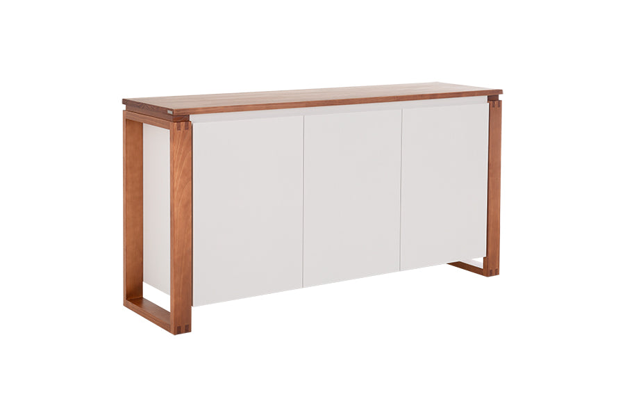 buffet aparador para sala 3 portas prisma garapa e off white em fundo infinito visto na diagonal