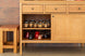 buffet sabor caseiro nozes mostrando prateleira com utensilios