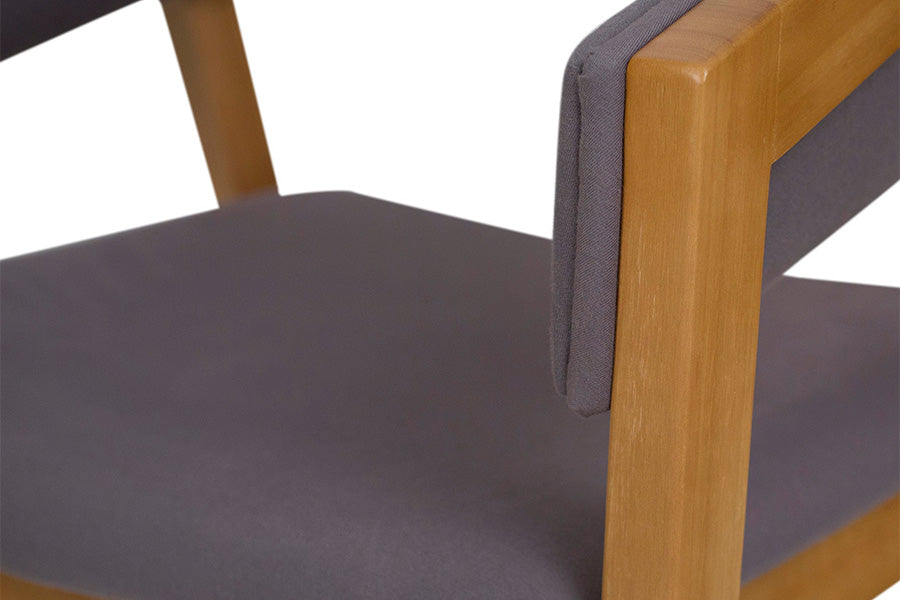 cadeira com bracos marconi cinza focando no assento