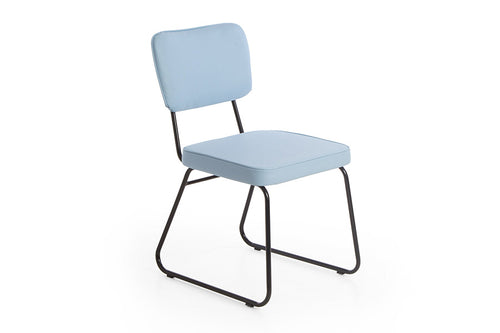 cadeira de escritorio lucy azul em fundo infinito visto na diagonal