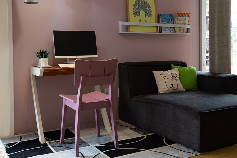 cadeira de escrivaninha uma rose sala de estar com escrivaninha na frente e sofa ao lado