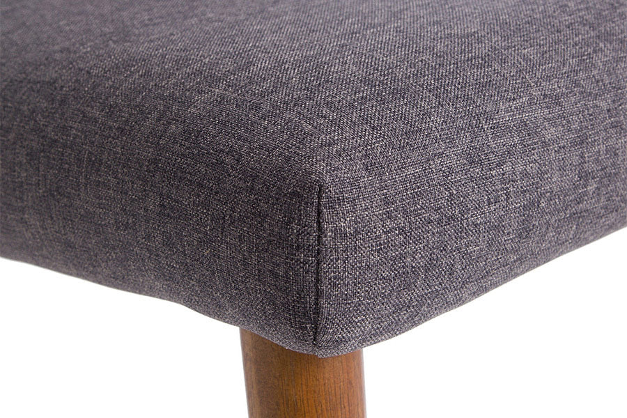 cadeira de madeira estofada biscoito fino cinza em fundo infinito focando no tecido