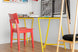 cadeira de madeira uma vermelha visto de lado em um escritorio