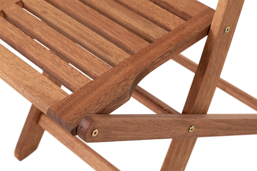 cadeira dobravel de madeira jatoba em fundo infinito focando nos detalhes do assento