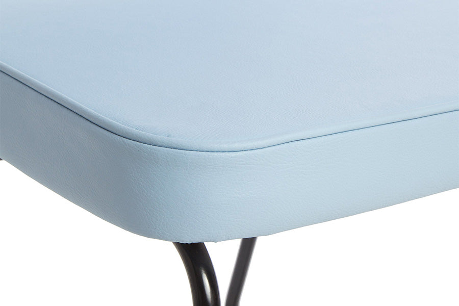cadeira lucy azul focando nos detalhes do assento