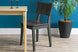 cadeira para mesa uma grafite visto na diagonal junto com mesa de jantar e planta no fundo